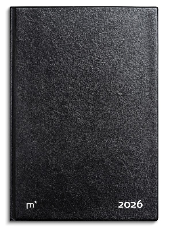 Diplomatkalender Mayland vinyl 2026 (sort) Sort vinylomslag med klassisk udseende En uge pr. opslag med timeinddeling fra 8-18 Tidslinje og månedsoversigt på hvert opslag Ekstra hæfte til fødselsdage og mærkedage Praktisk adresse- og telefonregister FSC®-certificeret papir fra bæredygtige kilder Indbygget mærkebånd for hurtig navigation