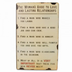 Metalskilt Woman´s guide to love 40x25 cm.