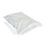 Hvid forsendelsespose med selvklæbende lukning og et par bukser pakket til forsendelse