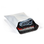 Hvid postpose med stærk klæbestrimmel og indhold klar til fragt